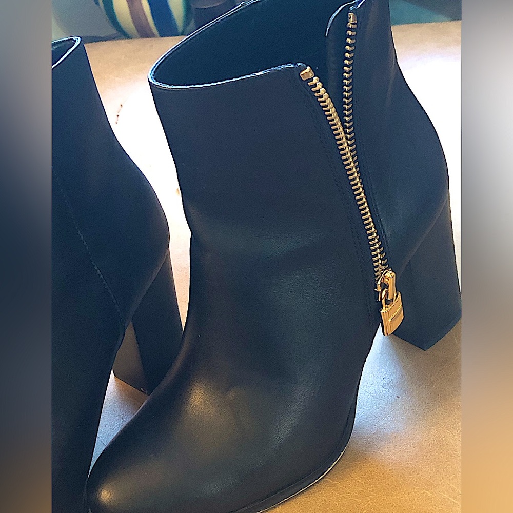 Michael Kors Black Leather Booties , Gold Side Zip With Lock Pull Woman’s 7 1/2 - Picture 7 of 15